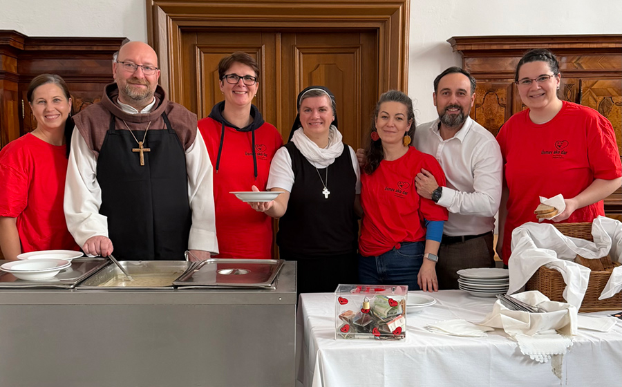 Arcibiskup Stanislav Zvolenský vydával v Bratislave pôstnu polievku. Jubilejná iniciatíva pomáha rodinám ohrozeným stratou domova